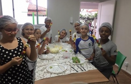 Programa Infantil: Espeto de Frutas e Lanche Saudável